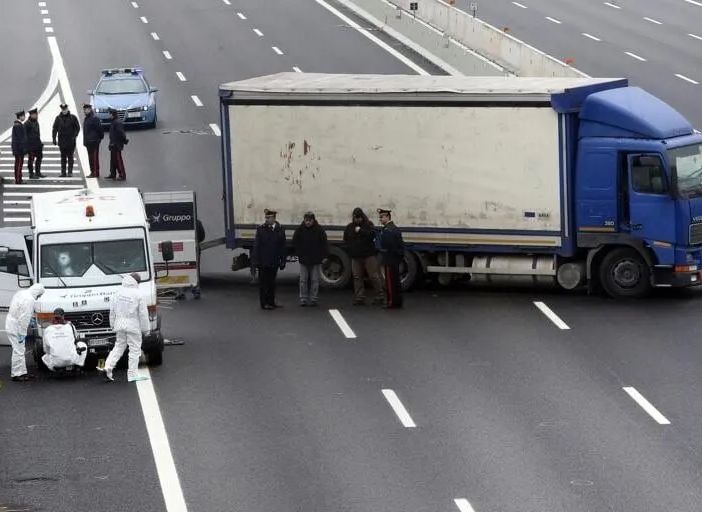 Ladri assaltano un furgone portavalori sulla A4: autostrada bloccata