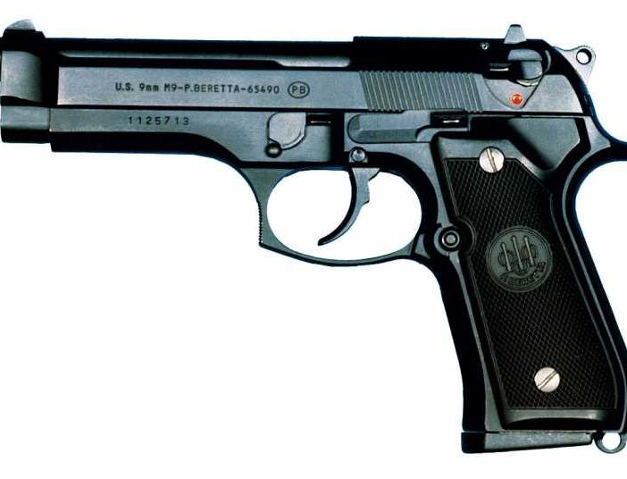 Legnano, punta pistola sui passanti: i carabinieri arrestano un 38enne