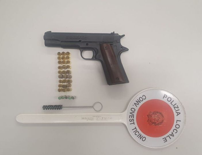 Auto ribaltata a Trecate, la Polizia Locale rinviene una pistola