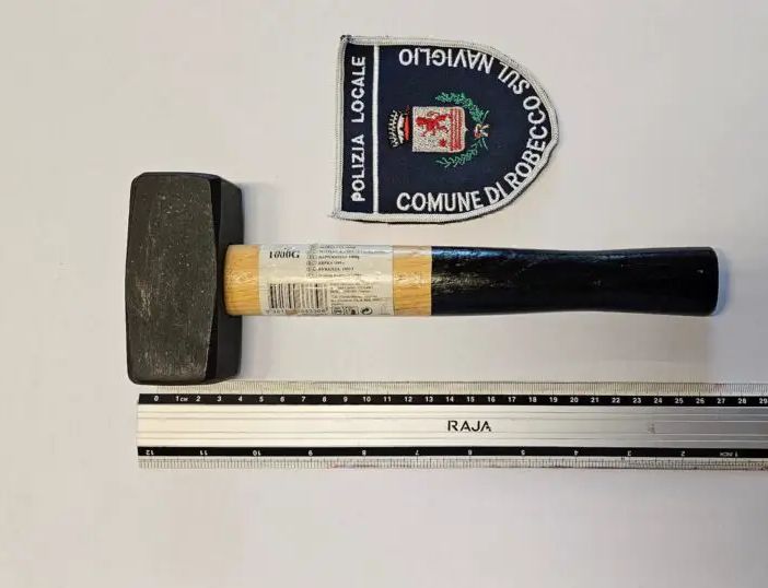 Robecco, martello sotto il sedile dell’auto, targa alterata e paletta della Polizia nascosta: denunciato dalla Polizia locale