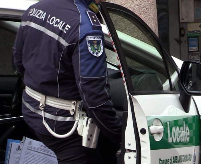 Abbiategrasso: la Polizia locale trova denaro e refurtiva in casa Aler occupata abusivamente
