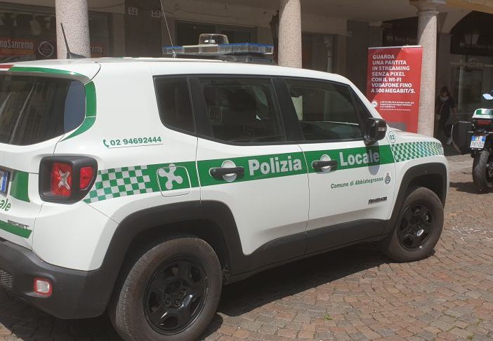 Aggredisce gli agenti della Polizia locale al comando di Abbiategrasso: bloccato con lo spray