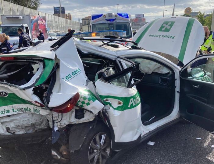 Incidente alla Ghisolfa: coinvolte due auto della Polizia locale