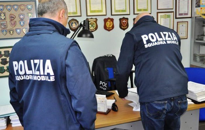 Vercelli: va fuori di testa e aggredisce i poliziotti intervenuti nel corso di una lite, arrestato