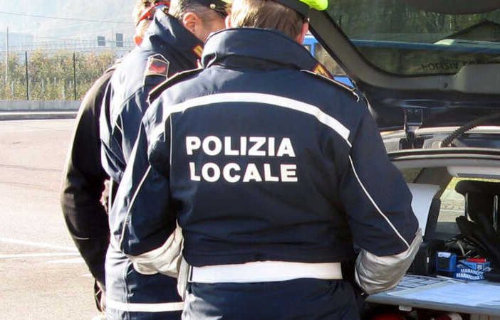 Cassolnovo: non si ferma all'incrocio e si scontra con un'auto che si ribalta. Fugge ma viene rintracciato dalla Polizia locale