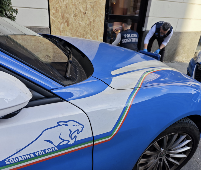 Novara: ruba smartphone e tablet dopo aver spaccato due vetrine, arrestato 19enne italiano