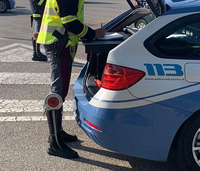 Novara: sanzionato autista di autobus per trasporto illegale di merci