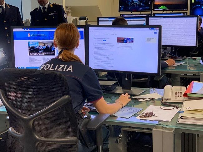 Tentano un’estorsione dopo aver rubato un monopattino e un telefonino: 3 arresti a Milano