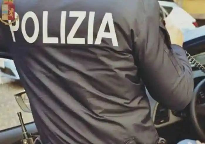 Novara: prende a pugni la moglie per strada, rumeno arrestato