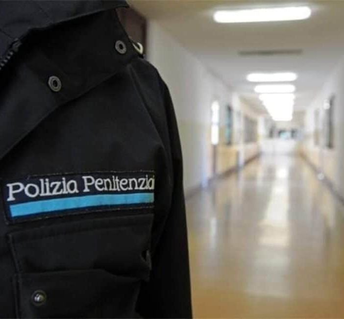 Vigevano, minaccia di gettarsi: lo salva un agente penitenziario