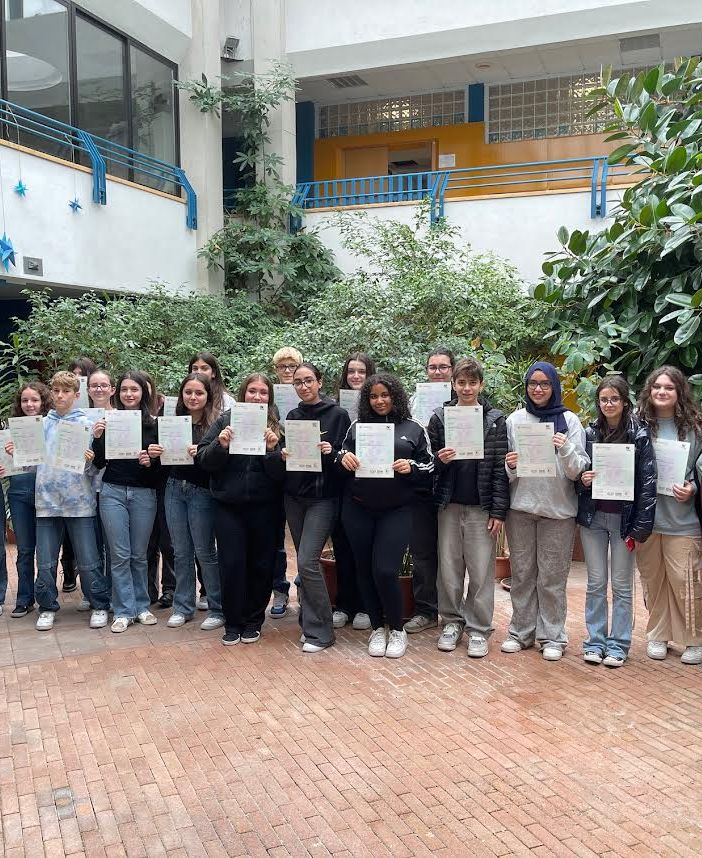 Vigevano, consegnate le certificazioni Cambridge A2 agli ex alunni delle classi terze alla scuola media Robecchi