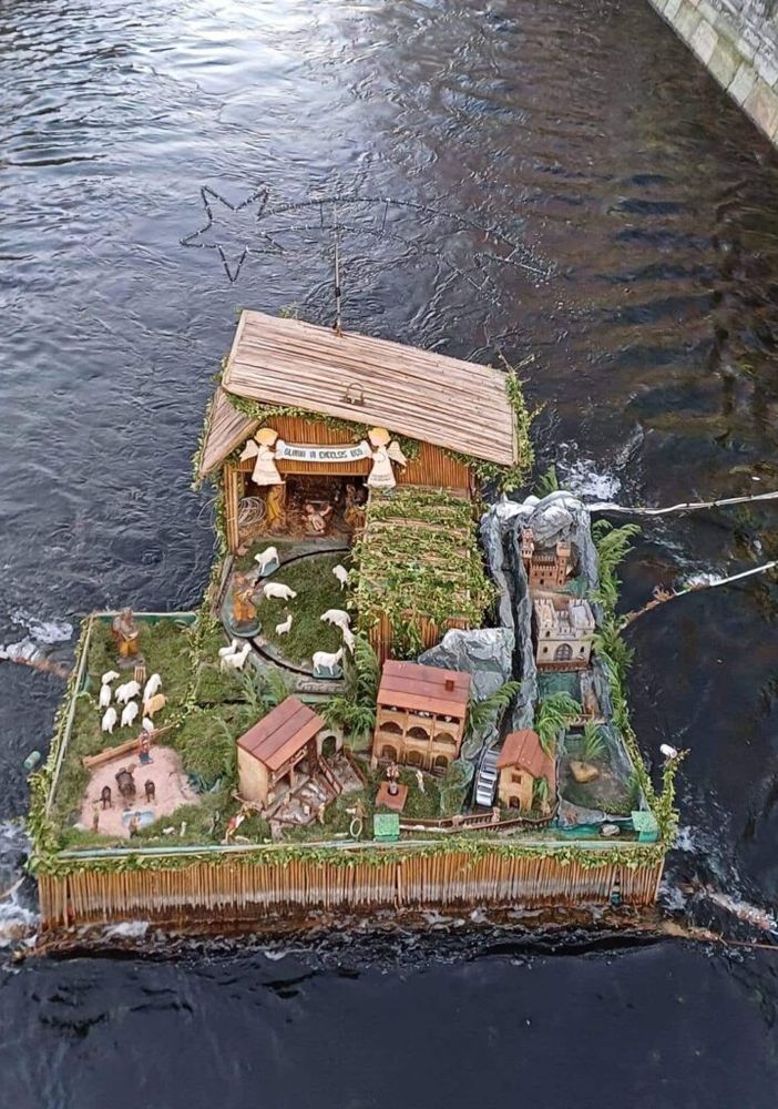 Robecco, ecco il presepe galleggiante lungo il Naviglio: uno spettacolo