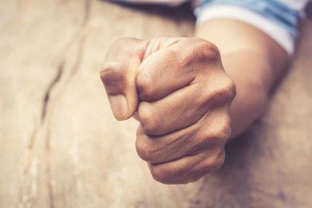 Pugno e aggressione: 18 e 19enne arrestati a Milano