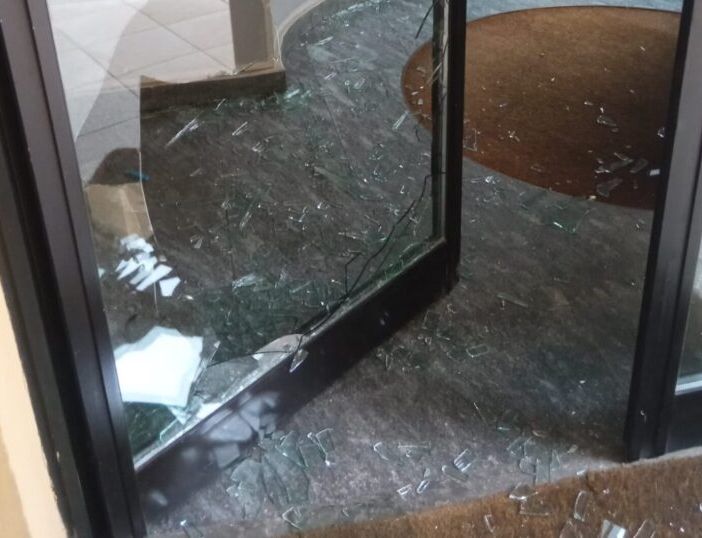 Magenta: incursione in una palazzina di via Pusterla, ingresso preso a sprangate