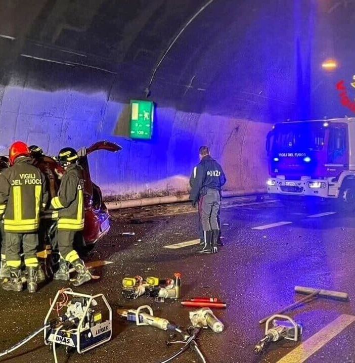 Tragedia in galleria del Comasco: due morti e cinque feriti in un drammatico incidente