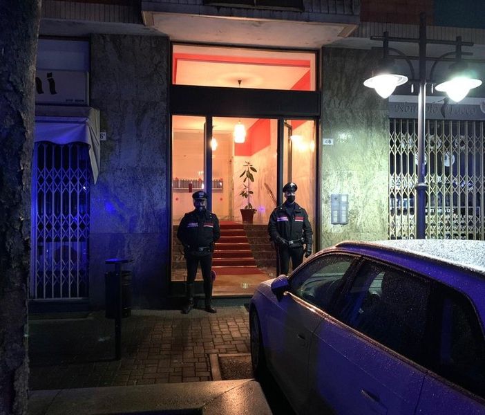 Strage nella notte in Piemonte: uccide la moglie, il figlio disabile e i padroni di casa e poi tenta il suicidio