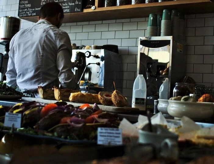 Ipotesi riaperture di bar e ristoranti a pranzo dal 26 aprile (e a maggio anche la sera) nelle regioni con dati sostenibili