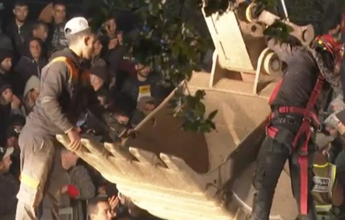 Rayan, piccolo eroe di tutti noi: è stato estratto vivo dal pozzo. Ma poi sull'elicottero si spegne la speranza