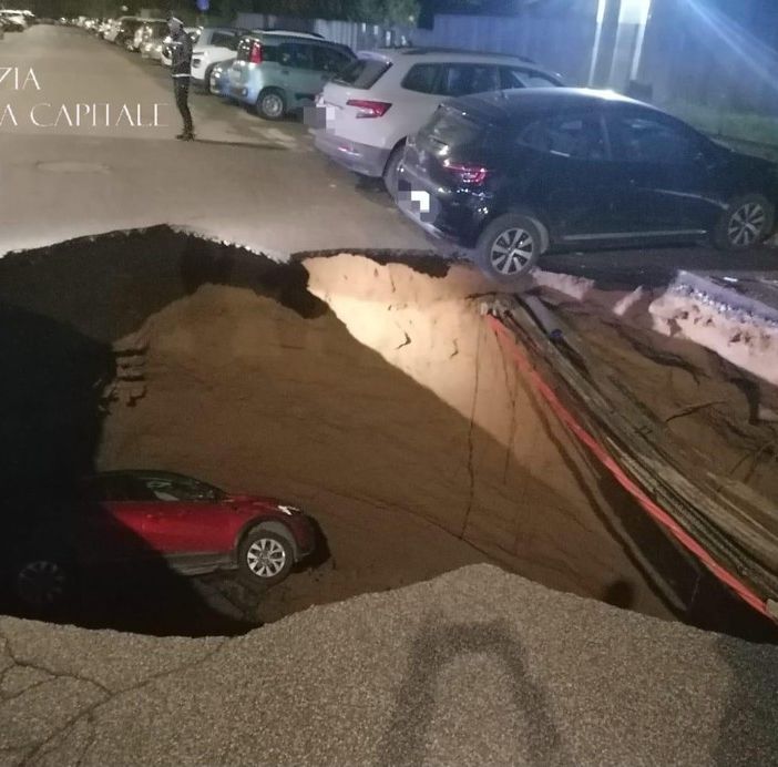 LA FOTO. Roma, si apre voragine: due auto inghiottite