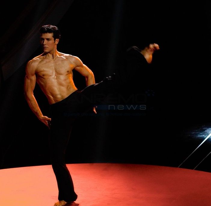 Roberto Bolle lascia senza fiato con il suo Bolero: l'étoile brilla sul palco dell'Ariston