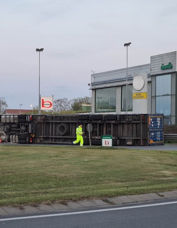 Il camion ribaltato questo pomeriggio alla rotonda della Bennet