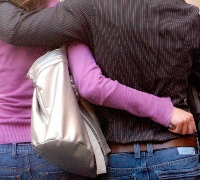 Milano, non accettano la relazione della figlia 16enne: egiziano ai domiciliari, ragazza in comunità protetta