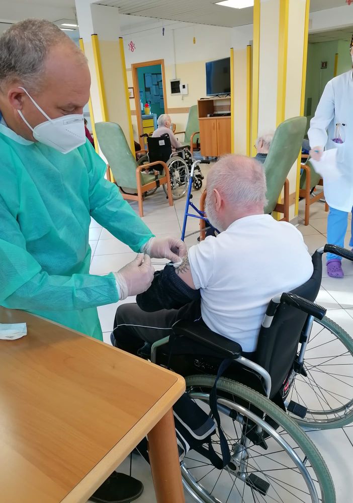 Casa Famiglia Inveruno: iniziata la campagna vaccinale. Adesioni tra i residenti del 99% e del 90% tra gli operatori