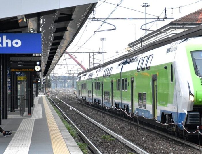 Ubriachi scatenano caos su un treno a Rho e picchiano passeggeri, arrestati