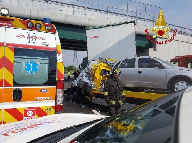Schianto mortale in autostrada: due morti e tre feriti tra Rho e la barriera di Milano Ghisolfa