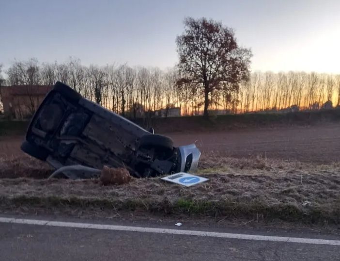 Automobilista finisce nel fosso a Robecco sul Naviglio nella frazione di Cascinazza
