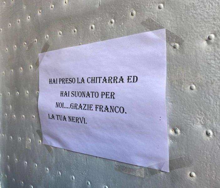 L'ultimo saluto a Franco Gatti, il &quot;baffo&quot; dei Ricchi e Poveri: «Hai preso la chitarra e hai suonato per noi, grazie» (Video)