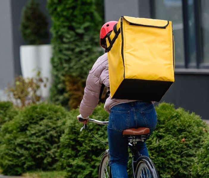 Milano, la sentenza: Deliveroo e Uber paghino contributi ai rider