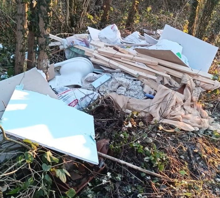 Robecco sul Naviglio: ancora rifiuti abbandonati in località Tre Fontane a Casterno