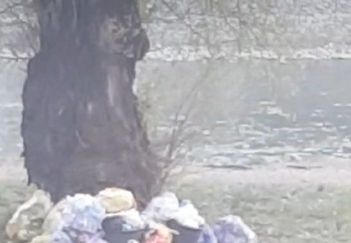Pasquetta in riva al Ticino, tra rifiuti, fuochi selvaggi, fiumi di birra e incivili a volontà
