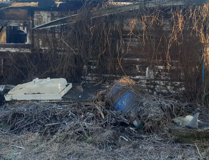 Abbiategrasso: lunga colonna di fumo sulla statale 526, ripostiglio porta attrezzi in fiamme