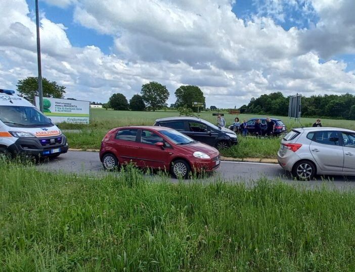Robecco sul Naviglio: tamponamento all’intersezione con Magenta, tre auto coinvolte