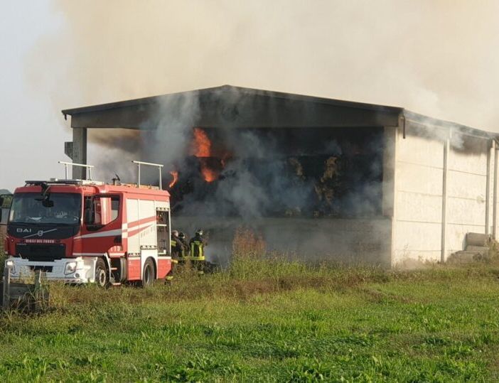 Capannone in fiamme a Casterno di Robecco sul Naviglio: vigili del fuoco al lavoro
