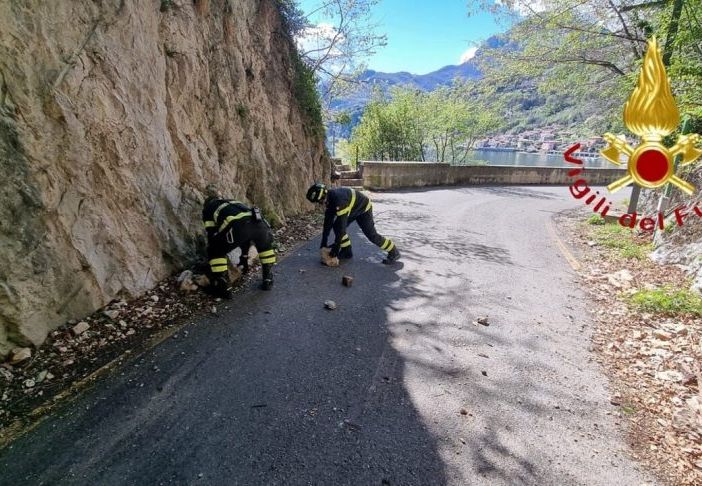 Como: distacco di rocce, strada chiusa