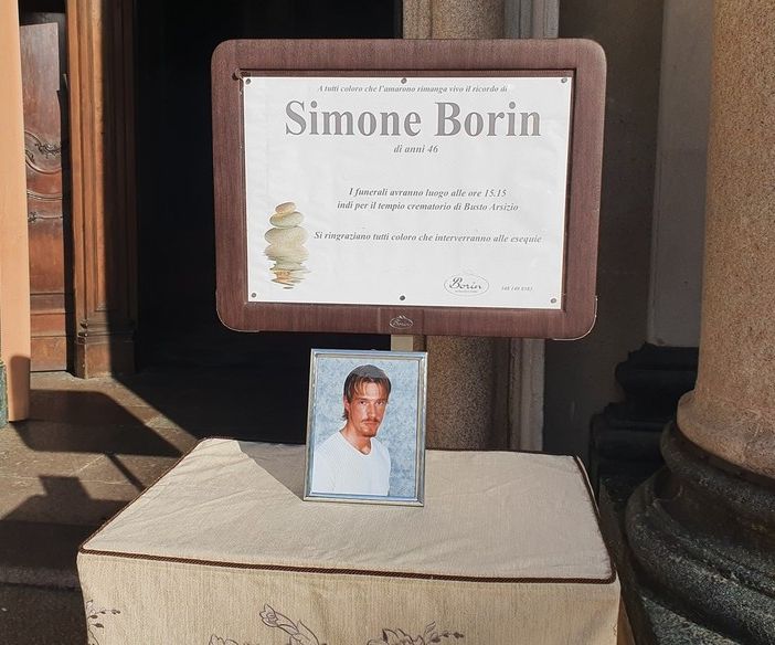 L’abbraccio di Busto a Simone Borin. «Ci avviciniamo al dolore di questa famiglia in punta di piedi, con tanto rispetto»