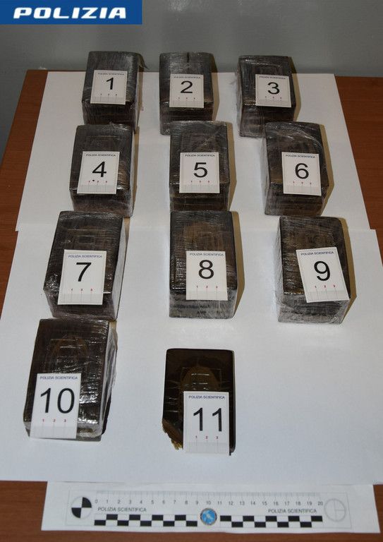Inseguito dai carabinieri sull'autostrada A26, viene trovato con cinque chili di hashish nascosti in auto: 40enne arrestato