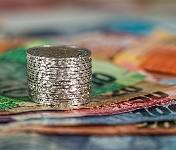 Su un treno proveniente dalla Svizzera con 1 milione e mezzo di euro in valigia: sanzionata in dogana una coppia di sposi