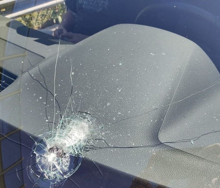 Sassi dal cavalcavia sull'autostrada tra Saronno e Uboldo: auto colpita