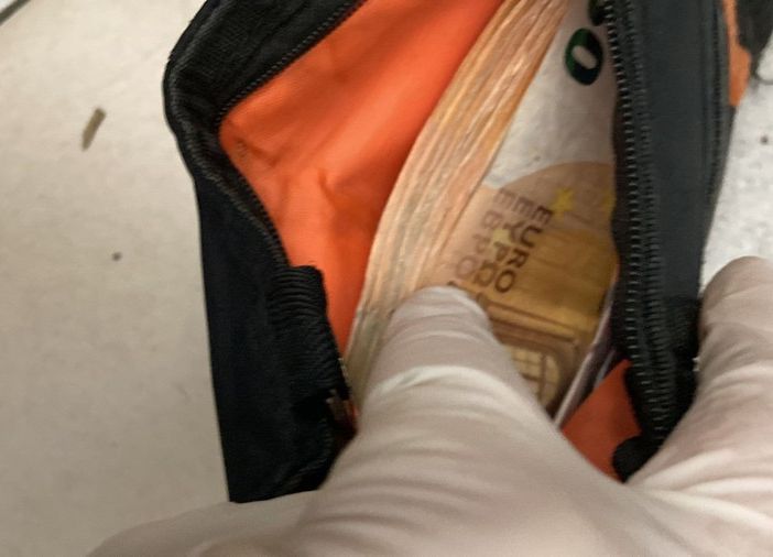 Ragazzino trova portafoglio con 3mila euro e lo consegna alla direttrice del supermercato