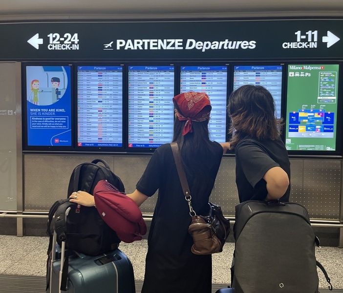 VIDEO E STORIE. Una mattina a Malpensa: tra sconforto e speranze tutti con gli occhi incollati a tabelloni e app. «Scioperare è un diritto, ma anche viaggiare»