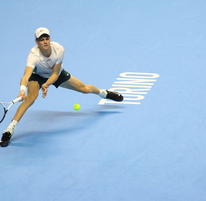Sinner non si ferma più: battuto Rune, qualificato per le semifinali Atp da primo del girone