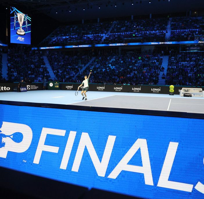Sinner scrive la storia del tennis italiano: supera Mevedev e vola in finale alle Atp Finals