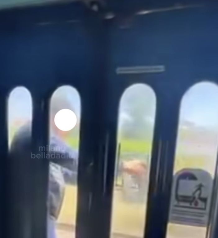 Aggrappato al treno in movimento per un selfie