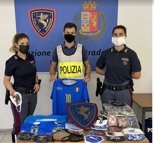 Magliette dei calciatori e gadget contraffatti: la Stradale di Vercelli scopre una stamperia abusiva