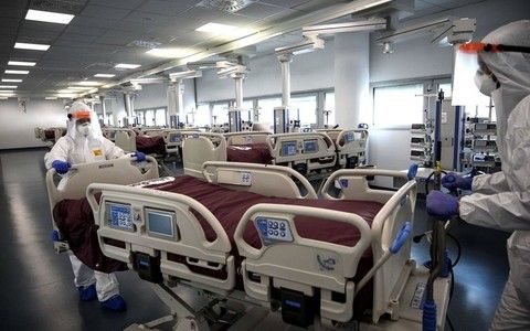 La variante Omicron rallenta e in Lombardia cala la pressione sugli ospedali: meno ricoveri in terapia intensiva e in reparto