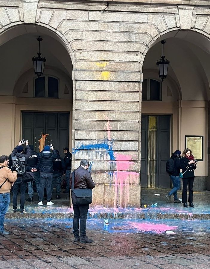 Denunciati dalla Polizia i cinque imbrattatori della Scala